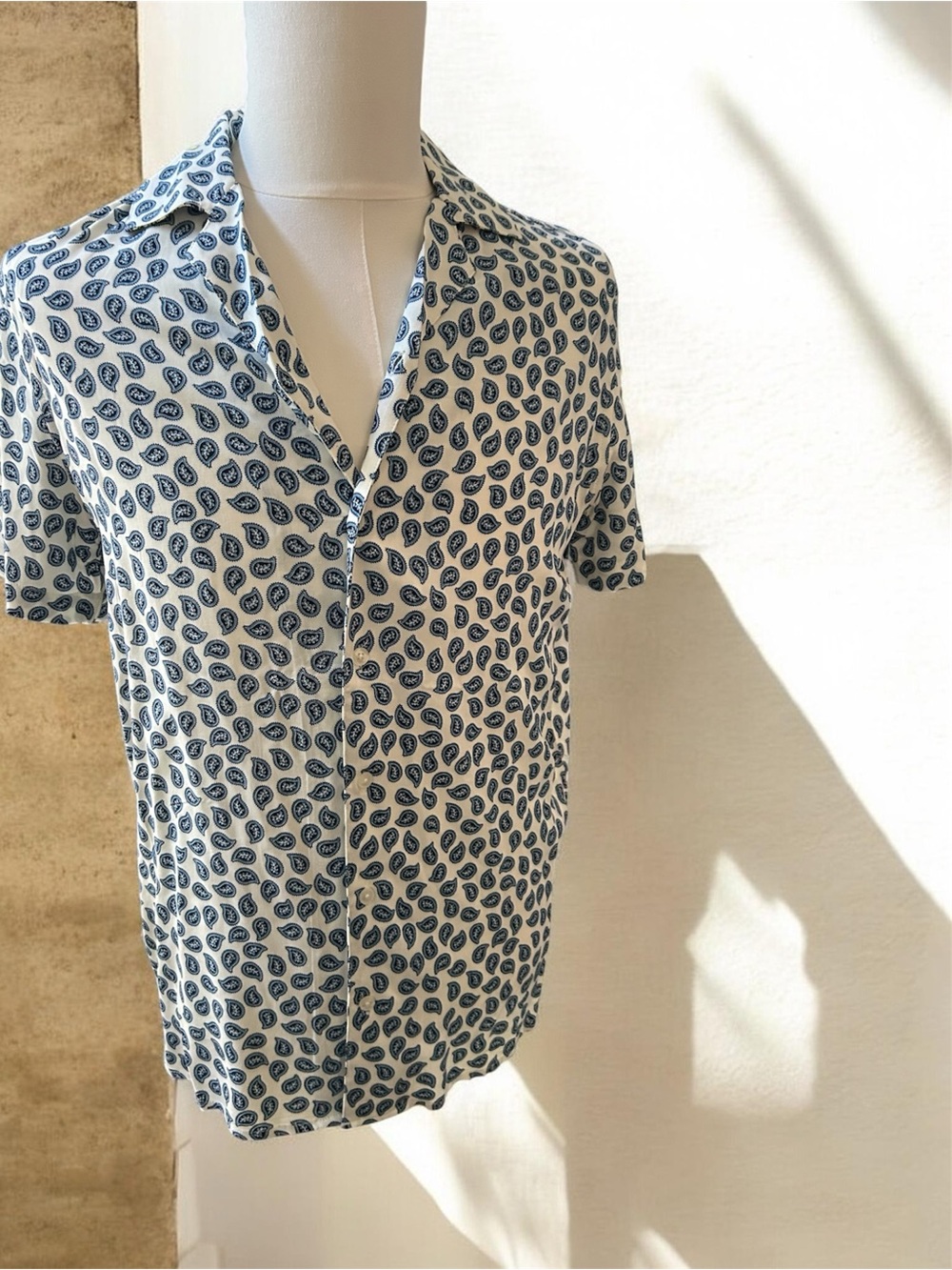 Men's Short Sleeve White Shirt with Blue Paisley Print nwt